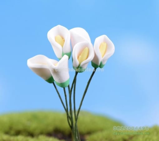 Hoa giả màu trắng